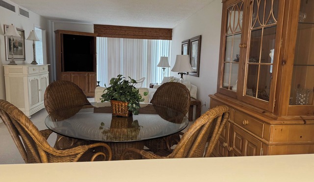 Rent full year 2 bedroom condo in Cape Coral . On canal and river Walk to park.