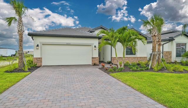 Resort Style Amenities - 4 bedroom, 3 bath home - 30 min to beaches.