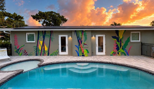 Resort-Style Ground Floor 3BR Manatee Suite, Heated Pool/Spa, Lakefront