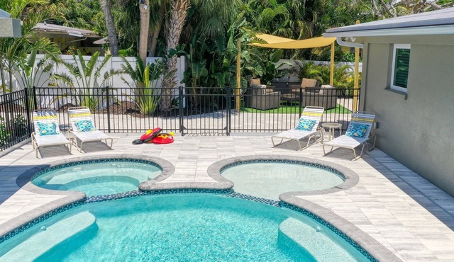 Resort-Style Ground Floor 2BR Manatee Suite, Heated Pool/Spa, Lakefront