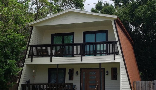 River Chalet 2 bedroom 2 bath, hot tub and cool tub, just 3 min to downtown
