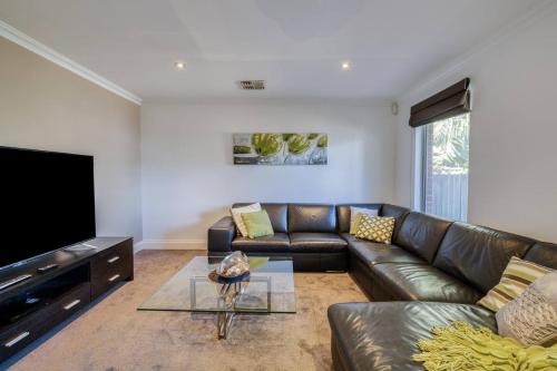 Rivervale Retreat - Spacious Family Living in Perth