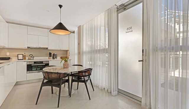 Roami at 250 Collins | Pool | Next to Beach in Miami Beach