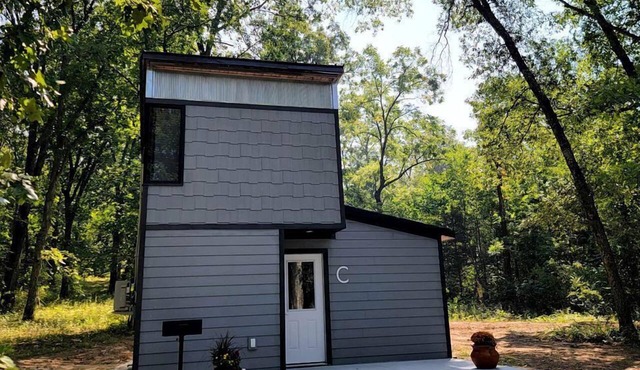 Romantic Glamping Getaway Perfect for Quality Time with Your Partner: Cute Tiny House near Owensville, Missouri in Canaan Township