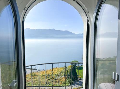 Room with 360° view overlooking Lake Geneva and Alps in Puidoux