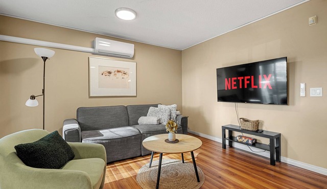 Roomy 3-Bed Downtown, AC, Heated Underground Parking, Near Saddledome & Stampede in Calgary