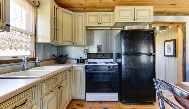 Rustic Mount Perry Cabin Near Fishing Pond & Farm in Mount Perry