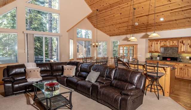 S. Tahoe Luxury Home, 5 Minutes to Heavenly lodge in South Lake Tahoe