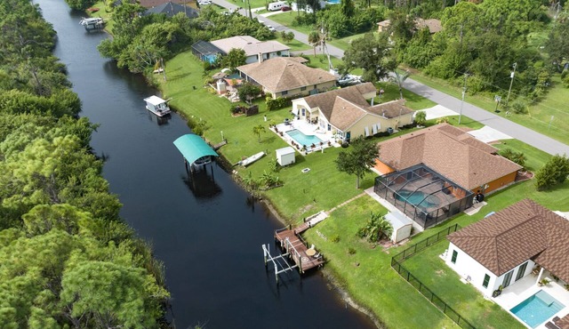 Saltwater Lifestyle in Florida Paradise! Boating Canal/Pool Home!