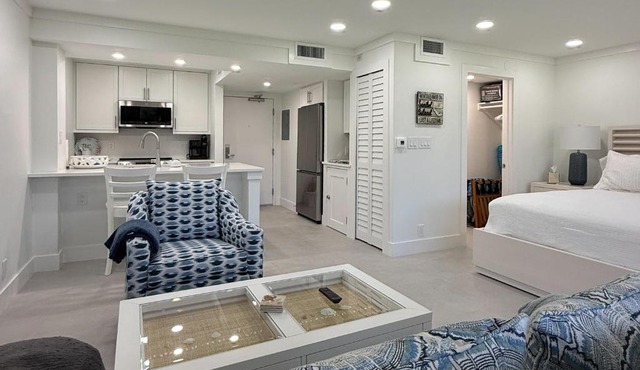Sanibel Island Studio: Pool Access, Walk to Beach