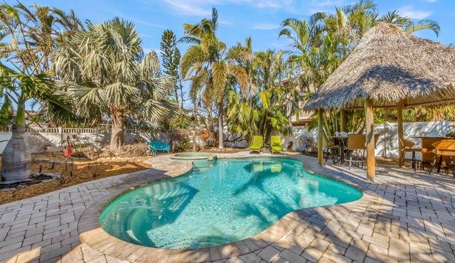 Sassy Seahorse: Heated pool, hot tub, ping pong, Foosball and pool table!
