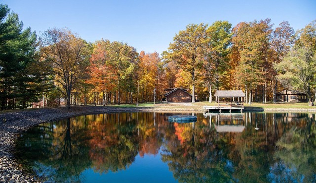 Secluded Cabin, 10 acres, Hot tub, fire pit, pond in Harrod