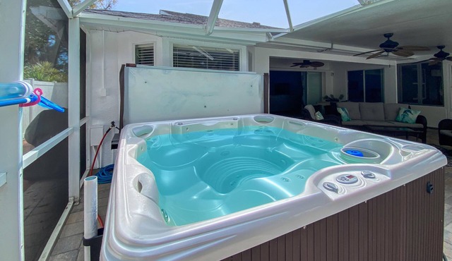 Secluded, Sleeps 6, heated salt pool, 2 dogs ok