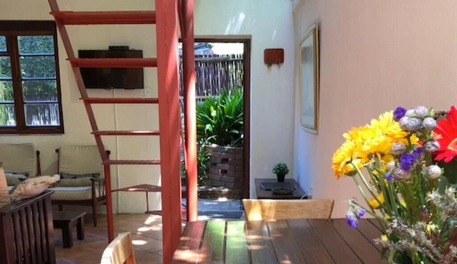 Self-contained, secure, well equipped, Wifi, cottage Newlands in Cape Town