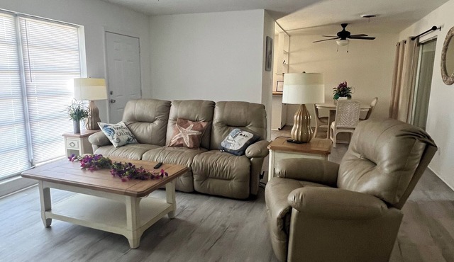 Serene 2-bedroom house with AC in charming Venice- 10 MIN TO BEACHES, SHOPPING