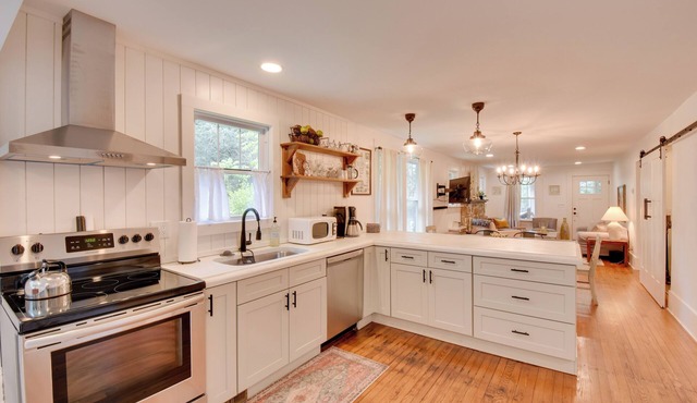 Serene Greenville Cottage: 6 Mi to Paris Mtn!