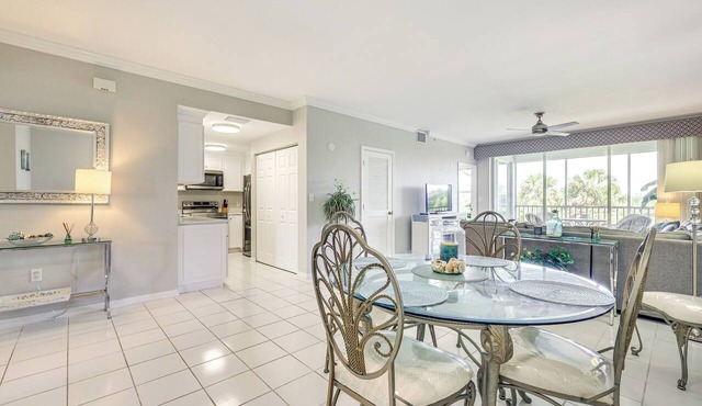 Sleek Naples Condo w/Balcony: Snowbirds Welcome!