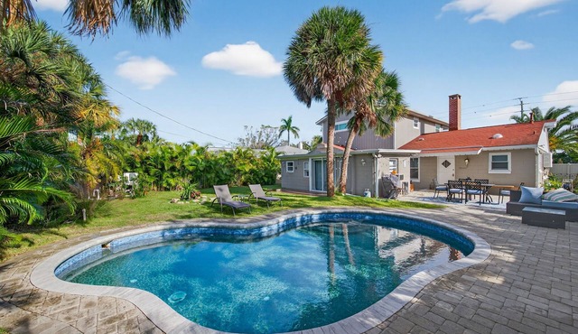 Sleeps 12 ~Sparkling Pool Home~ 1 block to Gulf Beaches. 4 bdrm 3 bath. Lido Key