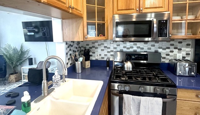 Sleeps 8, King Bed, 2 Full Beds, 2 50' HDTVs, 5min walk downtown , 10min beach
