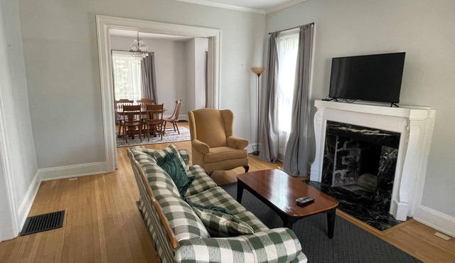 Spacious 2 bed 1 bath in the center of Lima resting on the park in Lima