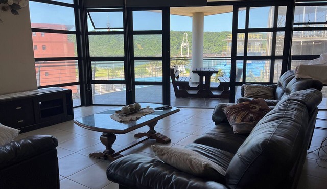 Spacious 3-bedroom beach apartment in gorgeous Durban's Point waterfront with AC in Durban