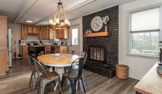 Spacious 3BD 2BA w/fenced yard & direct bike trail access. Near GVL, TR, Furman. in Greenville