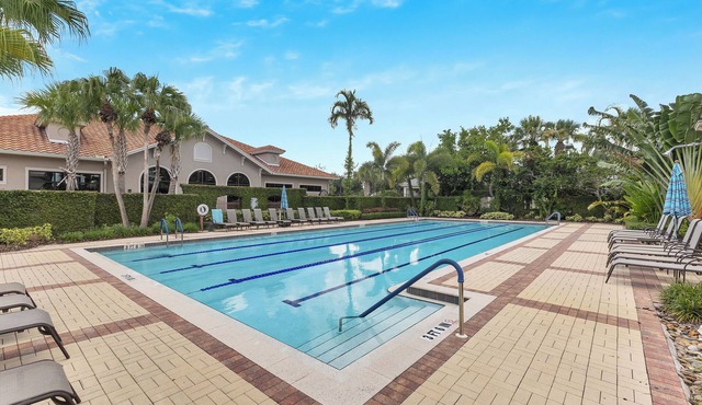 Spacious 4-bedroom townhome with WiFi, fitness room and world-class amenities