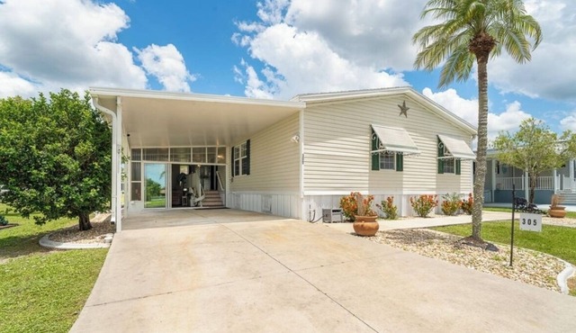 Spacious 4-bedroom house in terrific Port Charlotte with AC