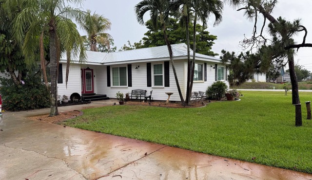 Spacious 4-bedroom house in tranquil Fort Myers with AC