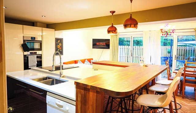 Spacious 6 Bed House, 10 Minutes from Centre with Parking, Ideal for Contractors in Stapleton