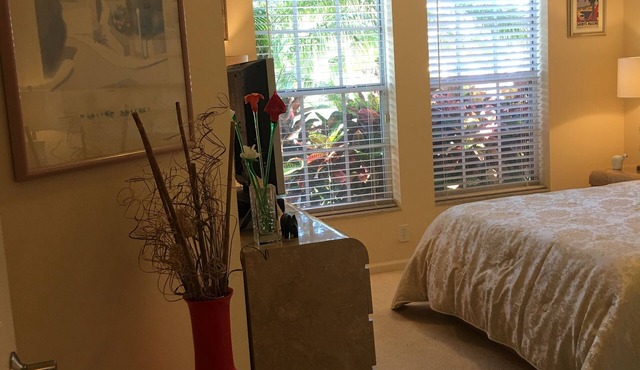 Spacious bedroom in townhome with private bath, pool, gym in Boynton Beach