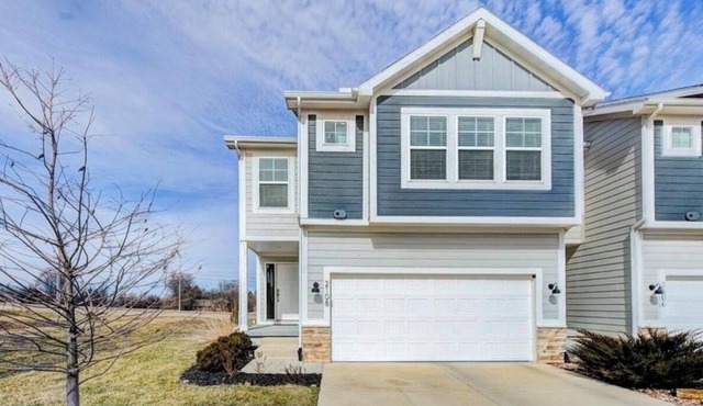 Specious 3-bedroom townhome with AC in Lee's Summit in Lee's Summit