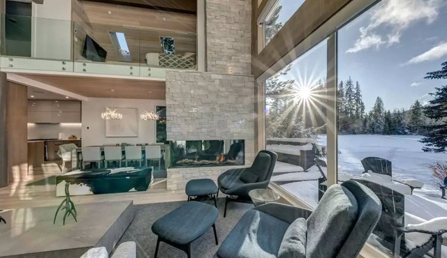 Stellar Jay Chalet | Modern, Golf Course, 4 min drive to Village in Whistler