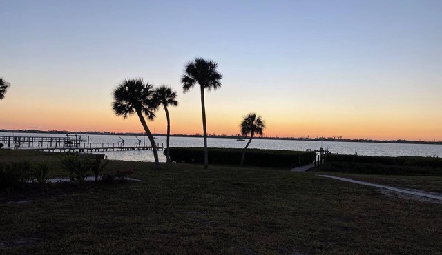 Stunning 2-bedroom cottage in serene Englewood with unbelievable sunsets