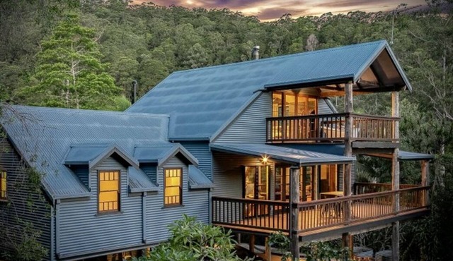 Stunning views and total privacy. Summer pool and winter fire. in Uki