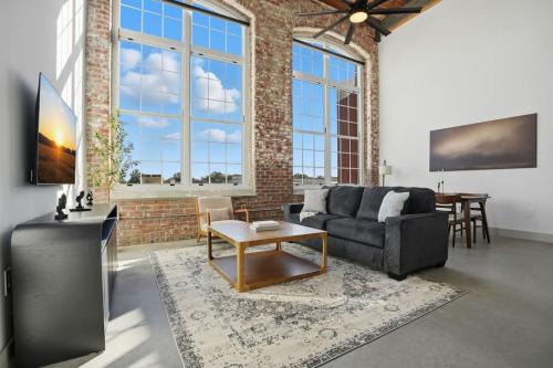 Stylish and Comfortable Apt Close to DT GVL