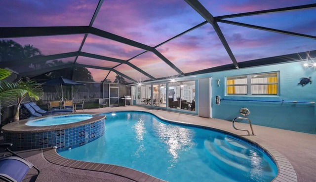 Stylish Naples Retreat Heated Pool + Spa Minutes to Beach