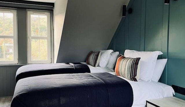 Stylish studio room, twin, en-suite & kitchenette in Innerleithen