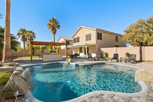 Sun-Drenched Terrace: Chic w Grille Firepit Pool in Glendale