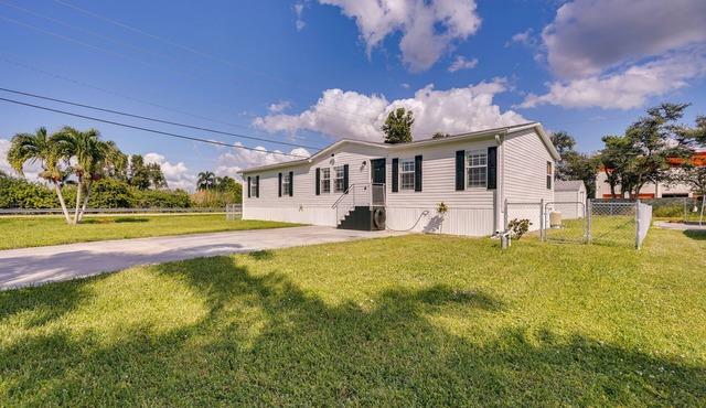 Sunny Fort Myers Home w/Screened-In Porch & Grill