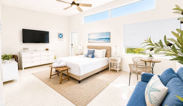 Sunny Lido Studio - Modern Touches