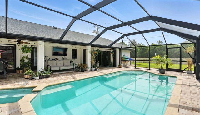 Sunny Pool Retreat, Pet-Friendly Near Beaches