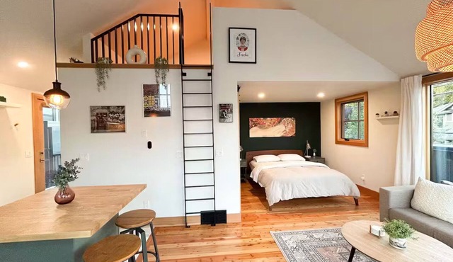 Sunny Private Detached Guest Suite | Stylish Urban Gem Near Downtown in Calgary