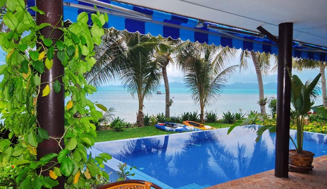 Superb Beachfront Villa with private Pool & Jacuzzi in tropical garden. in Ko Samui