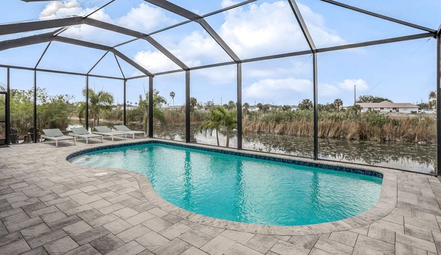 SWEETWATER BAY - Waterfront Cape Coral Pool house 3/2 fenced yard, kayaks, bikes