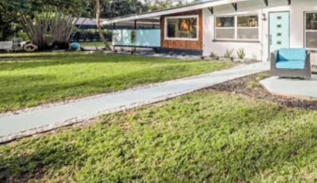 The ATOMIC ART HOUSE- HGTV Featured Artist Mid-Century Retreat Sleeps 6