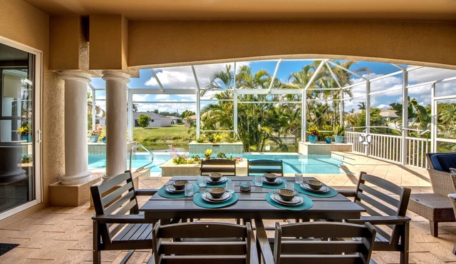 The Grand Colonnade - Ample 3 BR/3 bath waterfront Villa with 2 suites, heated pool, kayaks, pool table, fishing poles