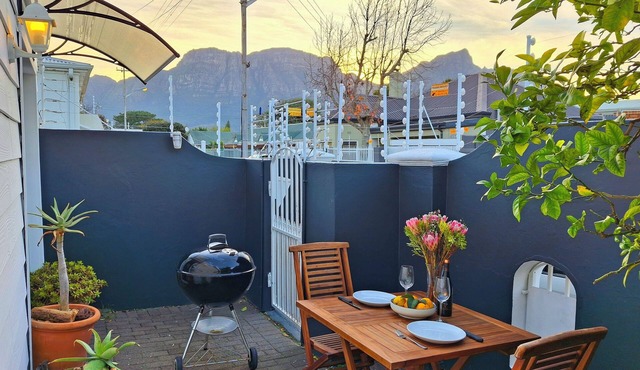 The Harfield Hideaway - Quaint 1-bedroom house in Harfield Village, Cape Town in Cape Town