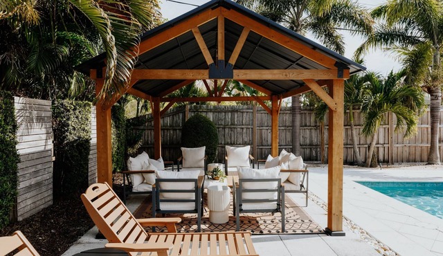 THE PALMIERI luxe home with incredible pool area near DT SRQ