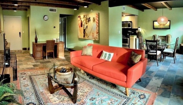 The Polynesian- 2 miles to Siesta Beach, Heated Pool, Furry Friends Stay Free
